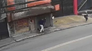Idoso de 74 anos morre após marquise de concreto desabar e atingi-lo. VEJA VÍDEO