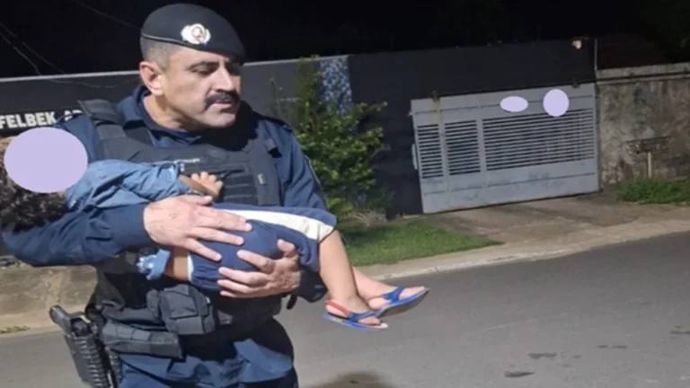 Após tirar filho de mãe, apenado é flagrado dormindo em calçada com a criança