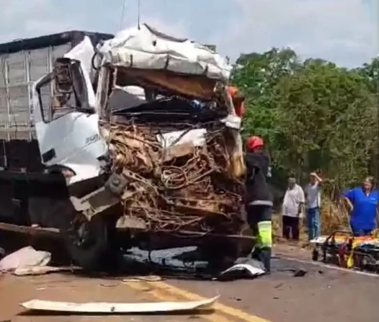 Grave acidente entre dois caminhões deixa motorista preso às ferragens na BR-364