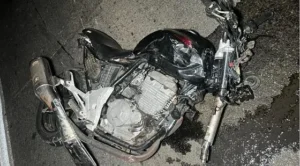Motociclista morre após invadir pista contrária e bater de frente com caminhão
