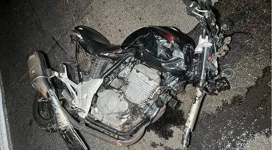 Motociclista morre após invadir pista contrária e bater de frente com caminhão