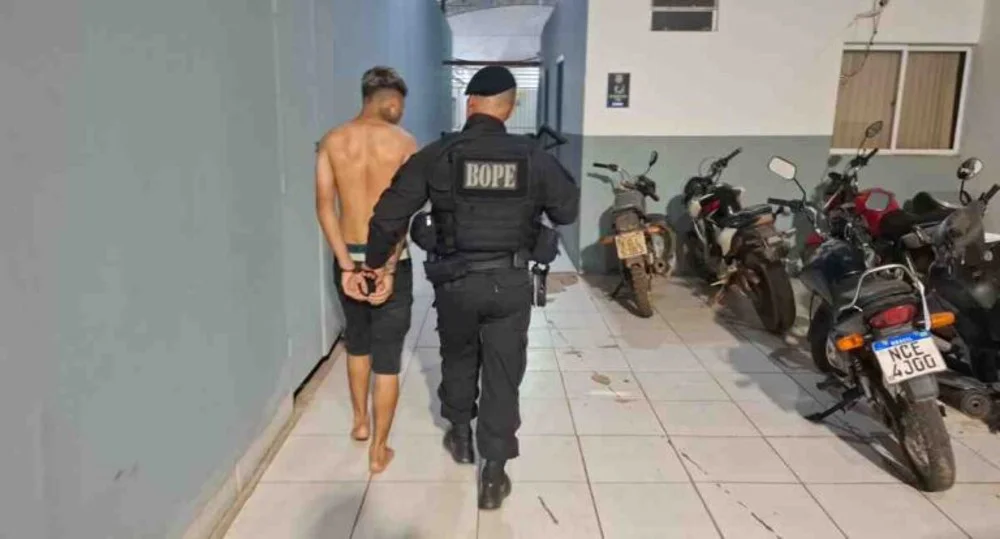 Adolescente de 15 anos é preso armado após atirar nas mãos de mulher