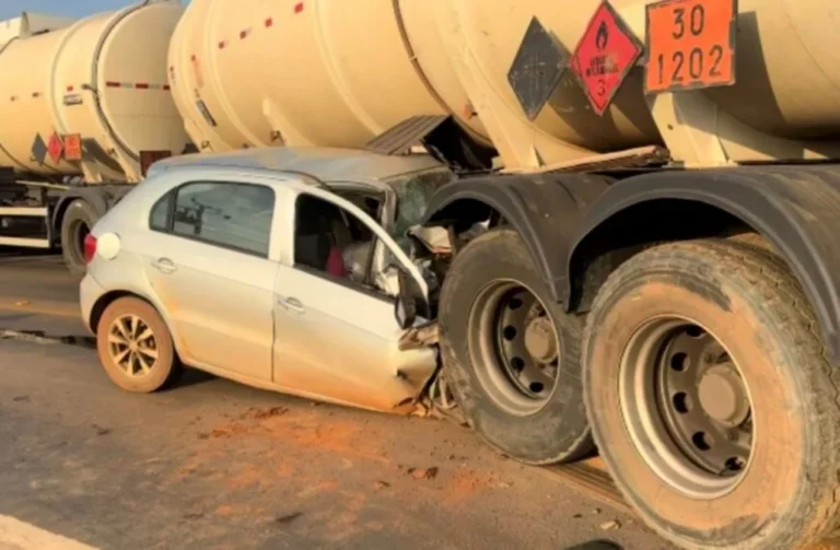 Motorista morre preso às ferragens após colidir brutalmente na traseira de carreta na BR-364