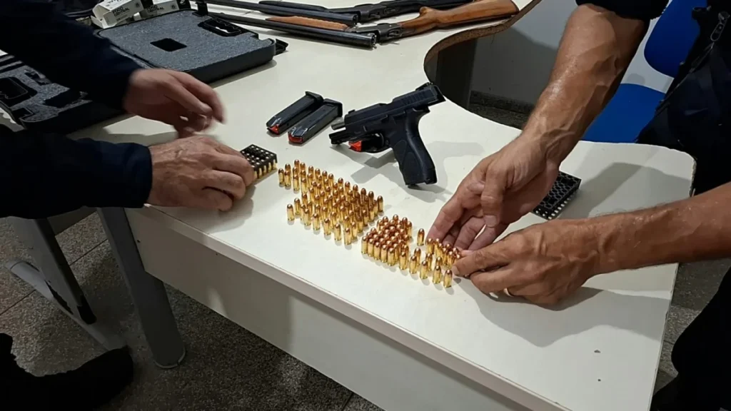 PM apreende pistola, espingardas e munições escondidas em beco em Ji-Paraná