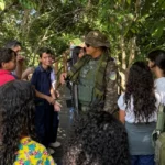 Alunos da Escola Jamil Vilas Boas participam de aula de Educação Ambiental em meio à natureza
