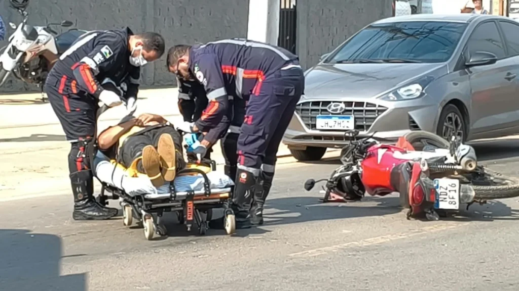 Motociclista fica ferido após bater na traseira de Corolla na Avenida Brasil, em Ji-Paraná