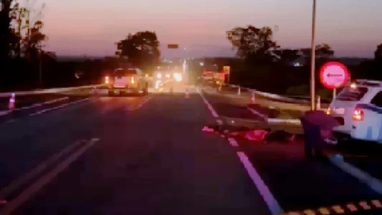 Motociclista de 64 anos morre após colisão com carreta na BR-364