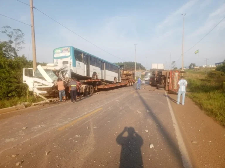 Colisão entre carretas deixa motorista preso às ferragens na BR-364 em Rondônia; veja vídeos