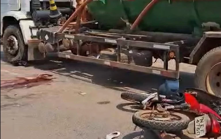 VÍDEO: Passageira de motocicleta morre em acidente com caminhão limpa-fossa