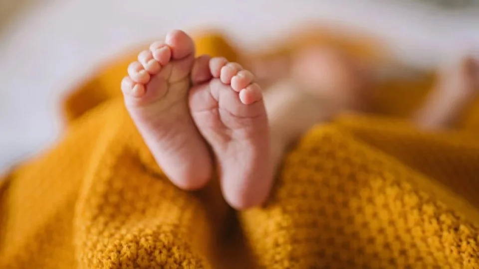 Bebê de 1 ano e 5 meses morre após tomar mamadeira e polícia investiga