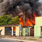 Incêndio destrói residência e atinge outros imóveis em Ji-Paraná; carro também é danificado
