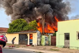 Incêndio destrói residência e atinge outros imóveis em Ji-Paraná; carro também é danificado