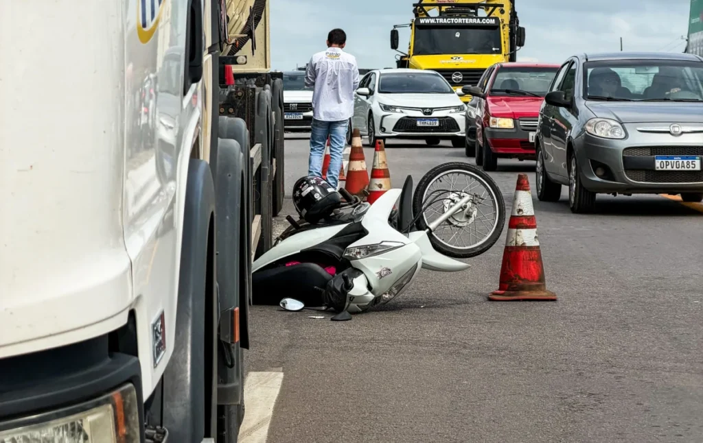Caminhão-tanque passa por cima de motocicleta em acidente na região central de Ji-Paraná