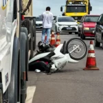 Caminhão-tanque passa por cima de motocicleta em acidente na região central de Ji-Paraná