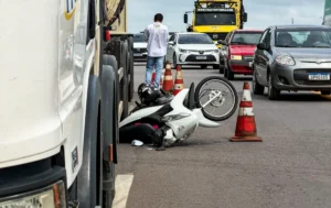 Caminhão-tanque passa por cima de motocicleta em acidente na região central de Ji-Paraná