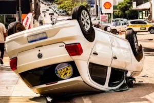Veja no vídeo, o exato momento em que carro capota na Av. Marechal Rondon, em Ji-Paraná
