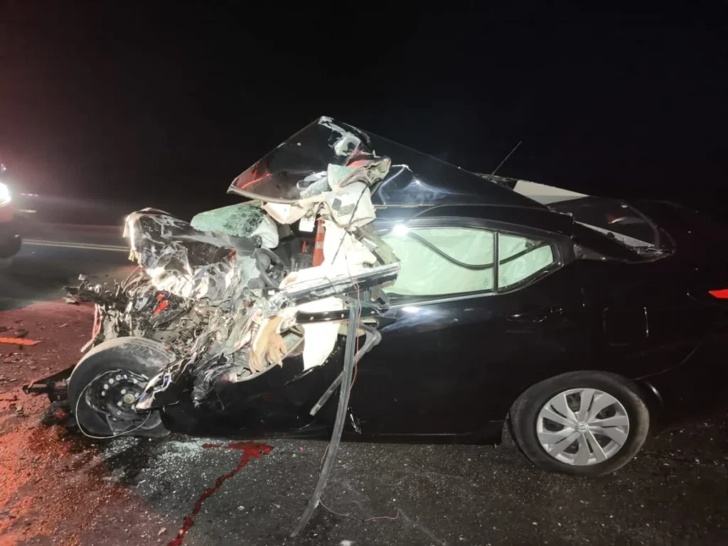 Homem de 60 anos morre preso às ferragens após carro bater em caminhão na BR-364