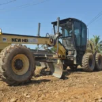 Prefeitura intensifica preparação de ruas para pavimentação no bairro São Francisco