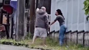 Homem espanca ex-mulher em plena rua, ignora ordens da PM e acaba baleado. VEJA VÍDEO